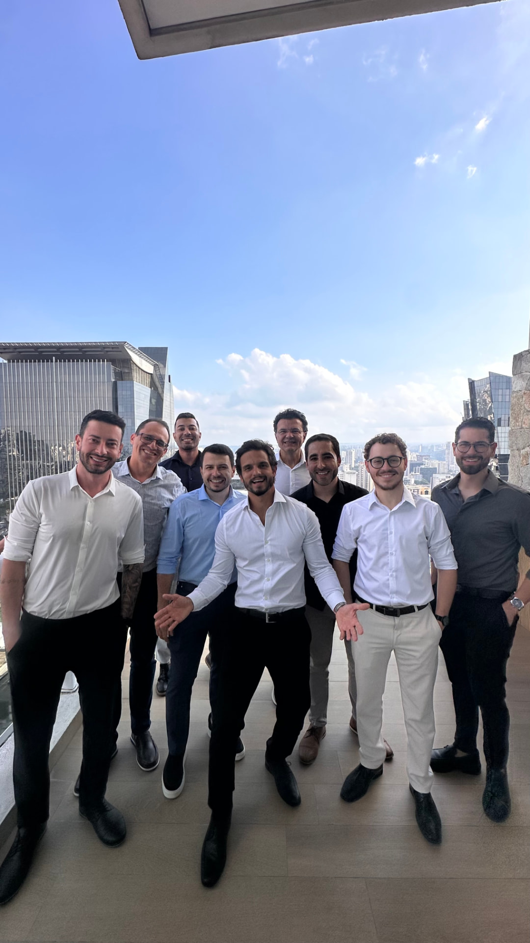 Grupo de dentistas reunidos ao ar livre em São Paulo