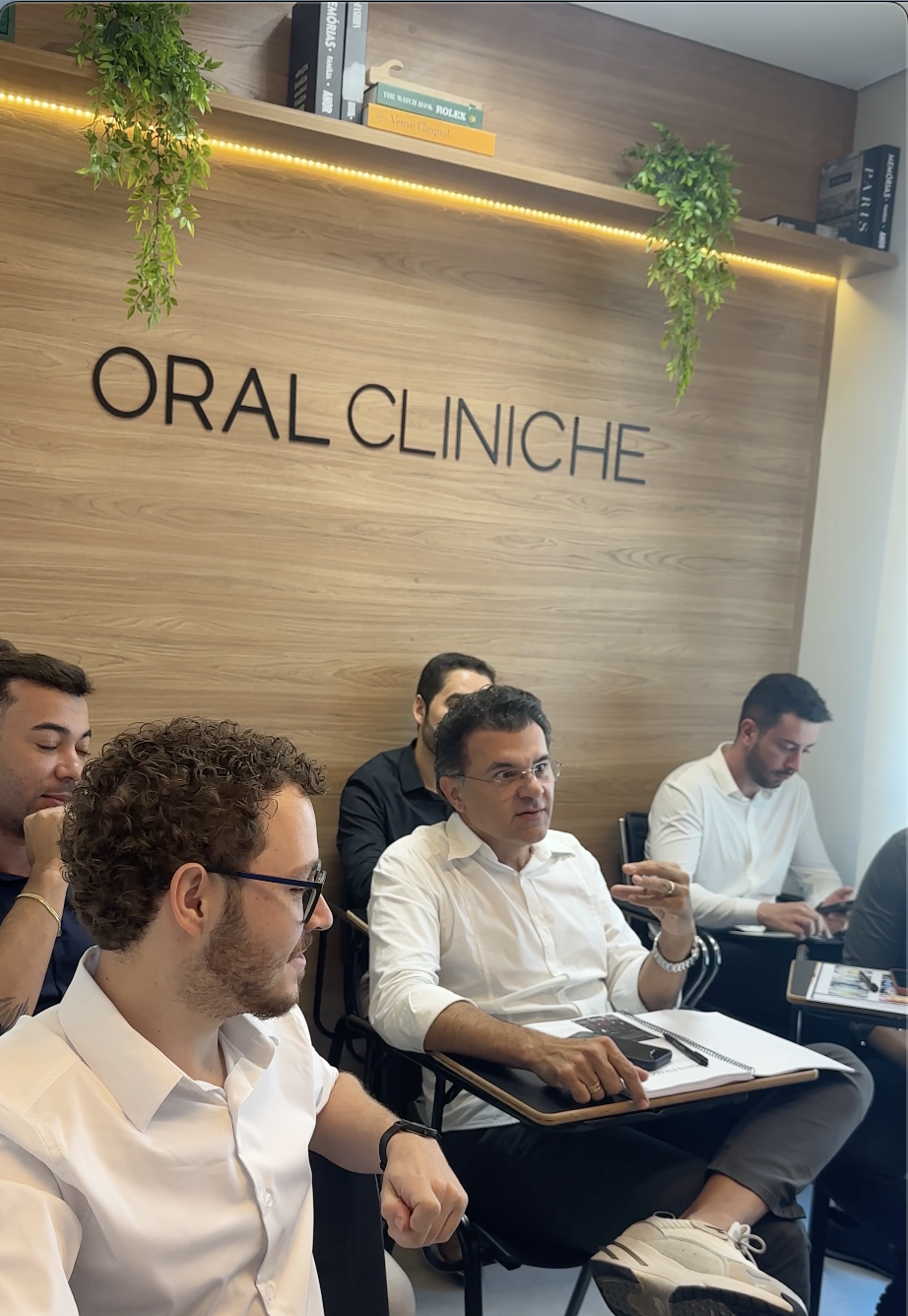 Turma em discussão na sala do Instituto Oral Cliniche