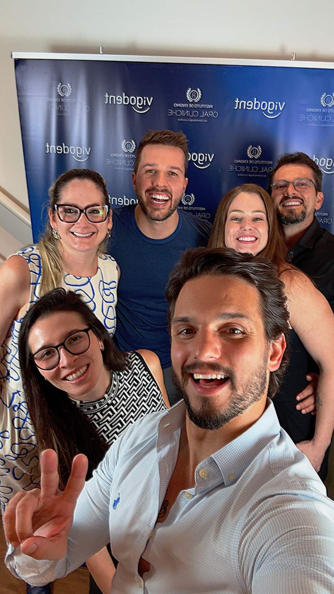 Dentistas e equipe durante a imersão na Oral Cliniche